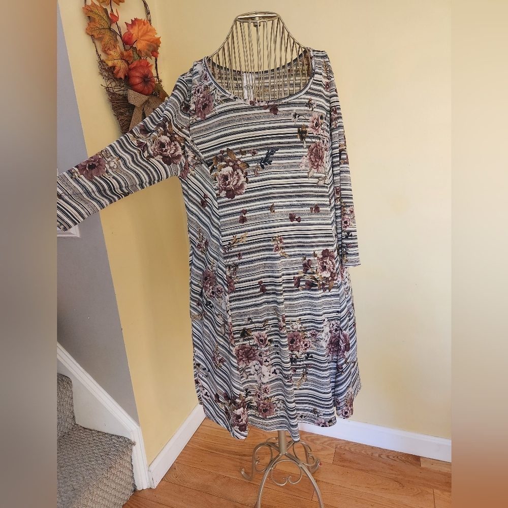 Long sleeve Striped Floral Dress w pockets - Size M